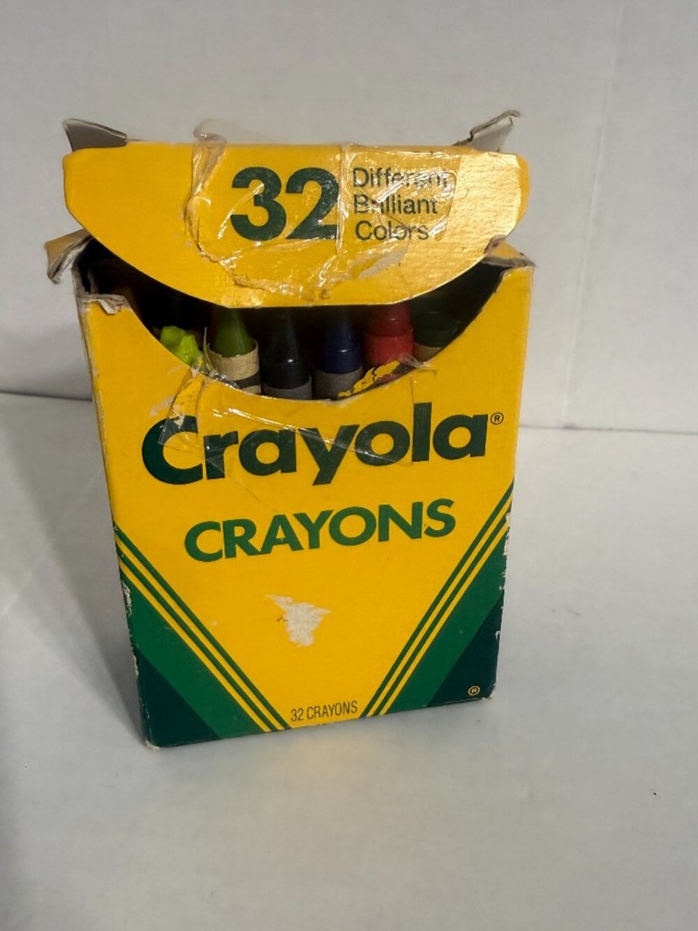 VTG Box Of 32 Crayola Crayons - Original Box - Retired  - Binney Smith 1990 PICS
